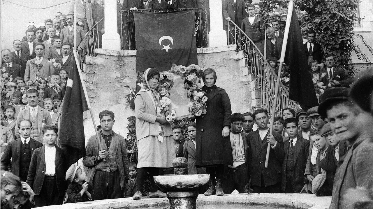 Cumhuriyeti 97 yıl sonra aynı kareyle kutladılar