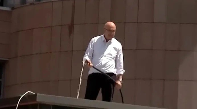 chp-genel-merkezinde-dikkat-ceken-goruntu-mahmut-tanal-hortumla-catiya-cikti-1779627229734.jpeg