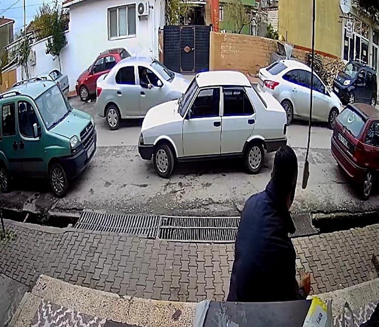 İzmir’de otomobilinden parası çalınınca hırsızları kovaladı