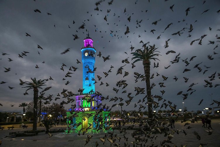 İzmir güne böyle uyandı! Tarihi Saat Kulesi’nde görsel şölen