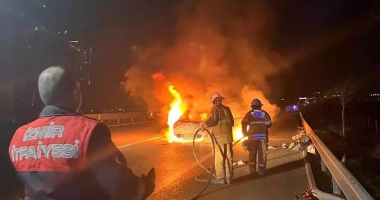 İzmir’de yeni yılın ilk dakikalarında seyir halindeki araç alev topuna döndü