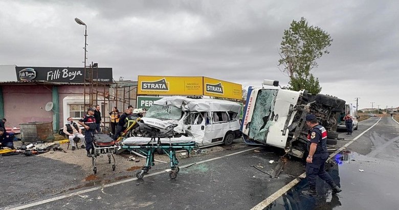 Tekirdağ’da feci kaza! Kamyonet ile minibüs çarpıştı! Ölü ve yaralılar var...