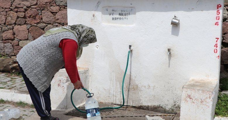 İzmir’de çağ dışı görüntüler! Su ihtiyacı tankerle karşılanan mahalle sakinleri tepkili