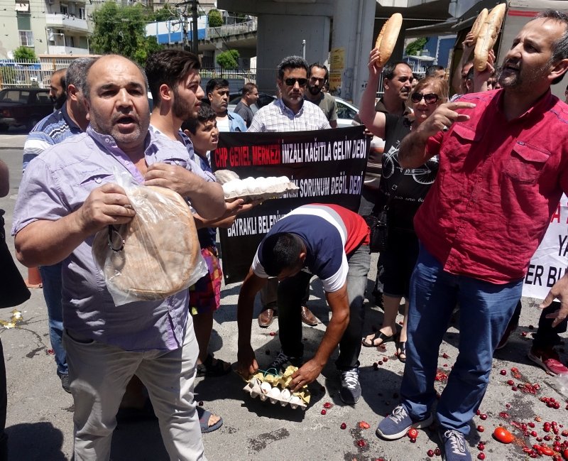 İzmirli pazarcı esnafının belediyeye tepkisi sürüyor