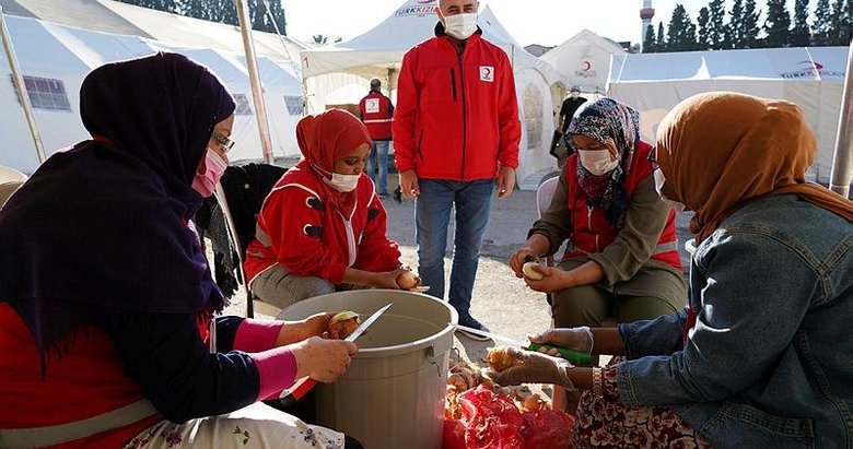 Yabancı öğrenciler, İzmir depremi sonrası Türk Kızılay gönüllüsü oldu