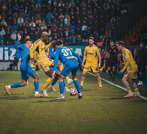 fenerbahce-caykur-rizesporu-5-2-maglup-etti-1763925310426.jpeg
