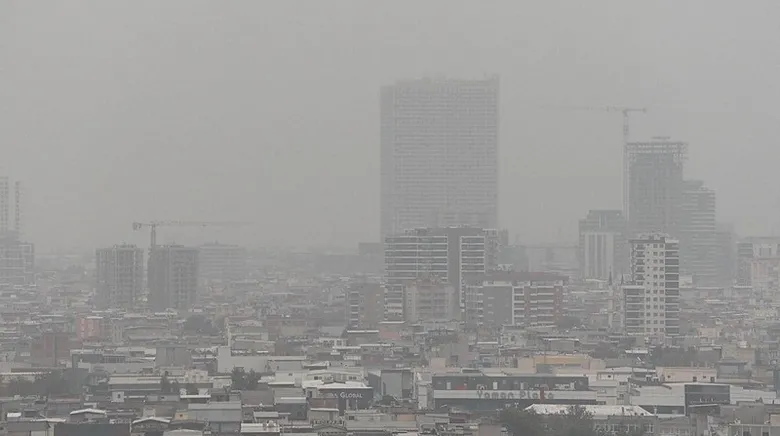 İzmir’i sis bulutu kapladı