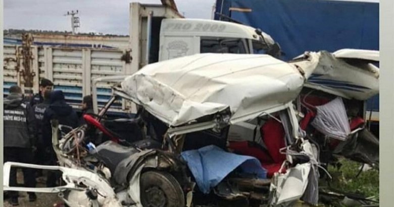 Izmir De Feci Kaza Tir Kamyon Ve Minibuse Carpti 1 Olu 4 Yarali