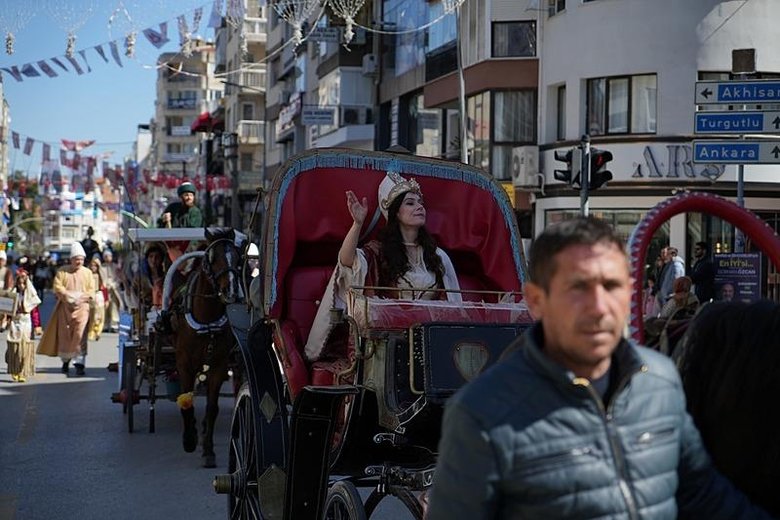 4 yıldır yapılamıyordu! Manisa’da Mesir Festivali nevruz ateşinin yakılmasıyla başladı