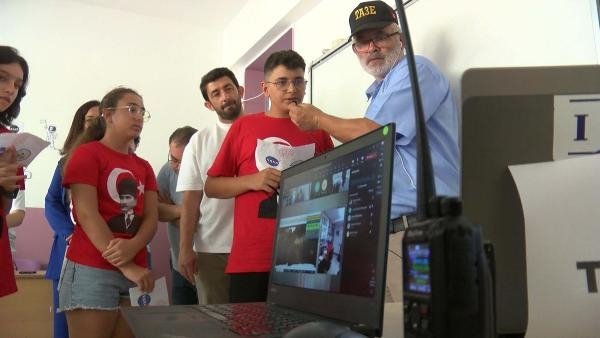 İzmir’deki öğrenciler uzaydaki astronotlarla telsizle konuştu