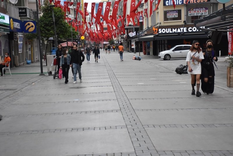 İzmir’de kapanma manzaraları! Son ana kadar beklediler