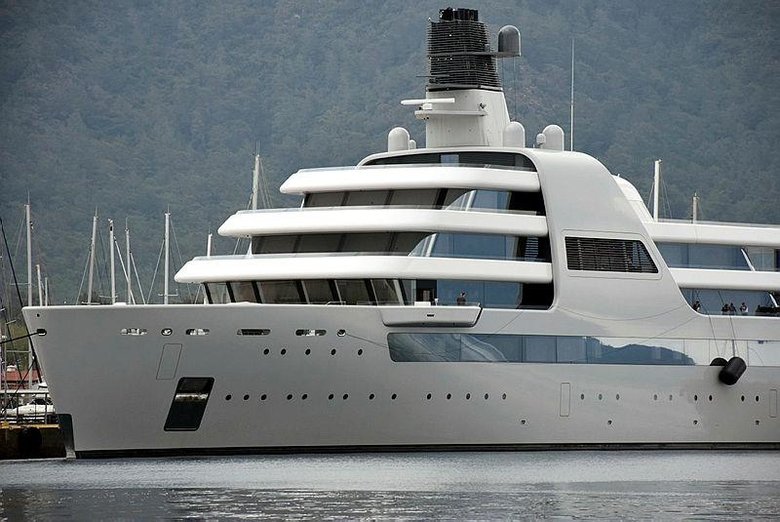 Rus milyarder Abramoviç’in lüks yatı Marmaris’te! Limanda gören bir daha baktı