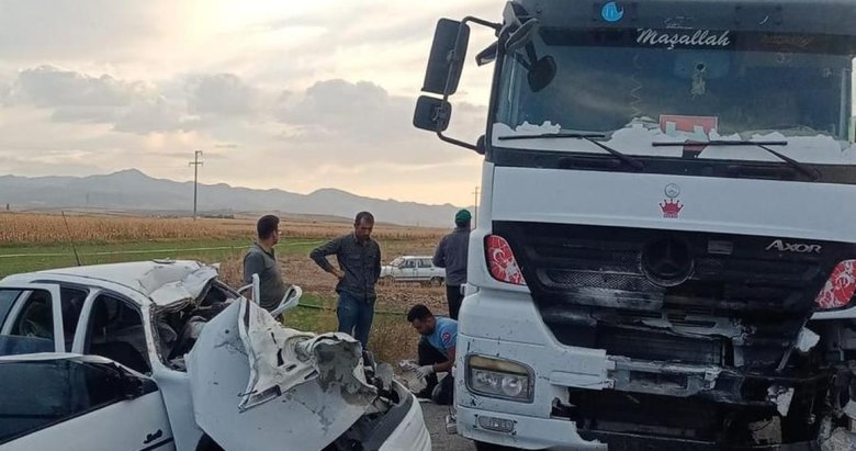 Afyonkarahisar’da tır ile otomobil çarpıştı: 3 ölü, 1 yaralı