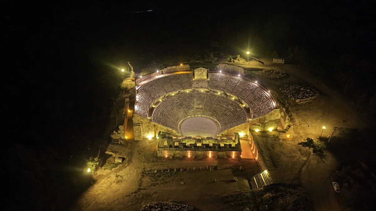 Tlos Antik Kenti'nde restorasyon tamamlandı, antik tiyatro güneş enerisiyle gece aydınlatılacak