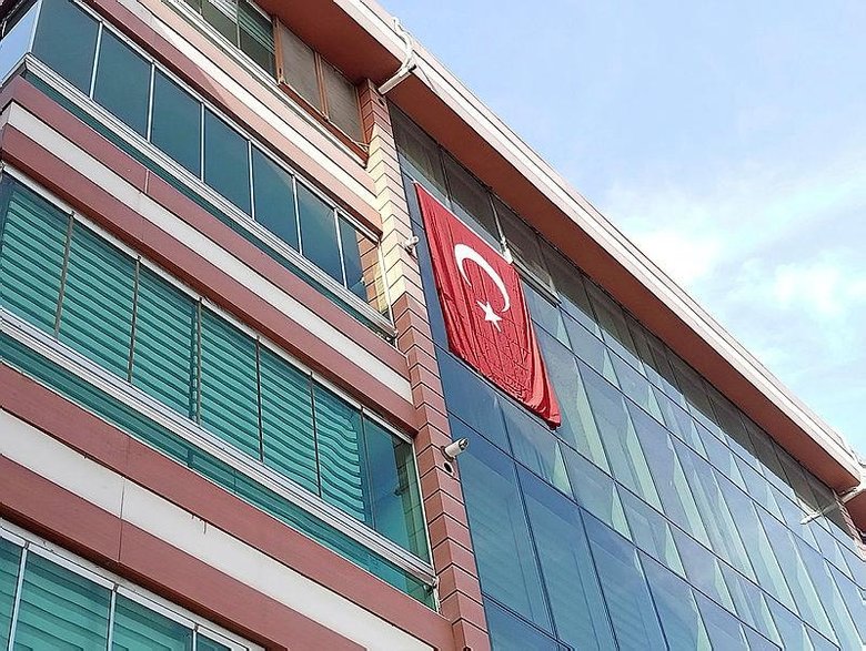 Suriye’den İzmir’e şehit ateşi düştü! Şehit polis Hüseyin Şimşek’in evinin önünde taziye çadırı kuruldu