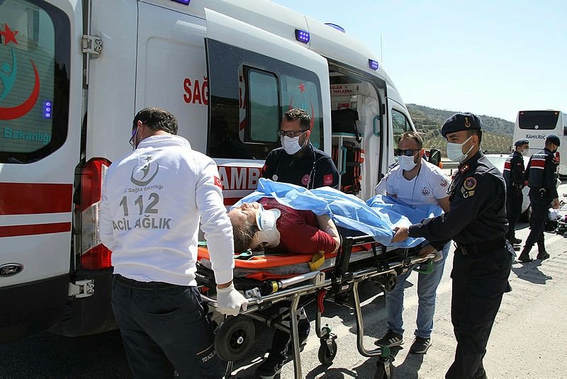 Manisa’da otomobil TIR’a arkadan çarptı: Yaralılar var