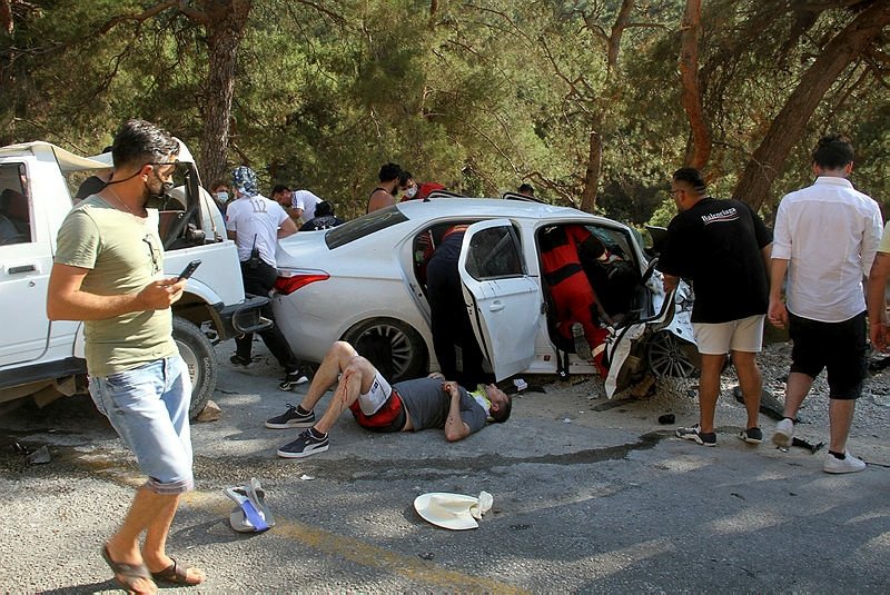 Fethiye’de otomobil ile cip çarpıştı, çok sayıda yaralı var
