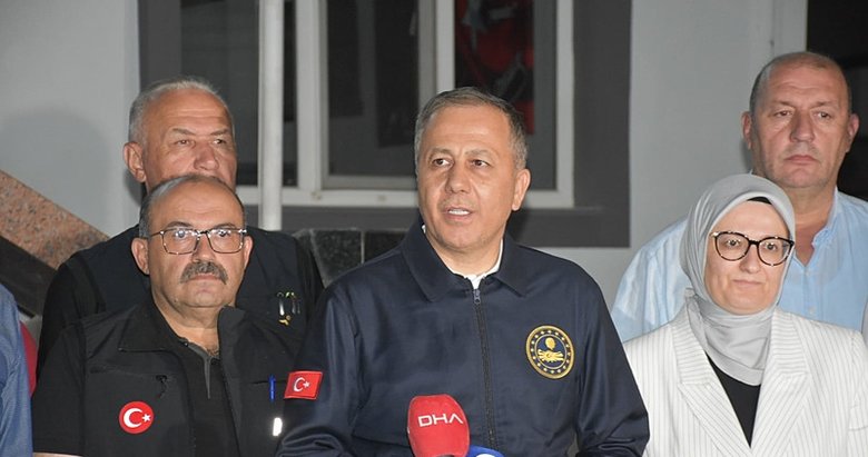 İçişleri Bakanı Ali Yerlikaya depremin yaşandığı Sındırgı’da son durumu anlattı