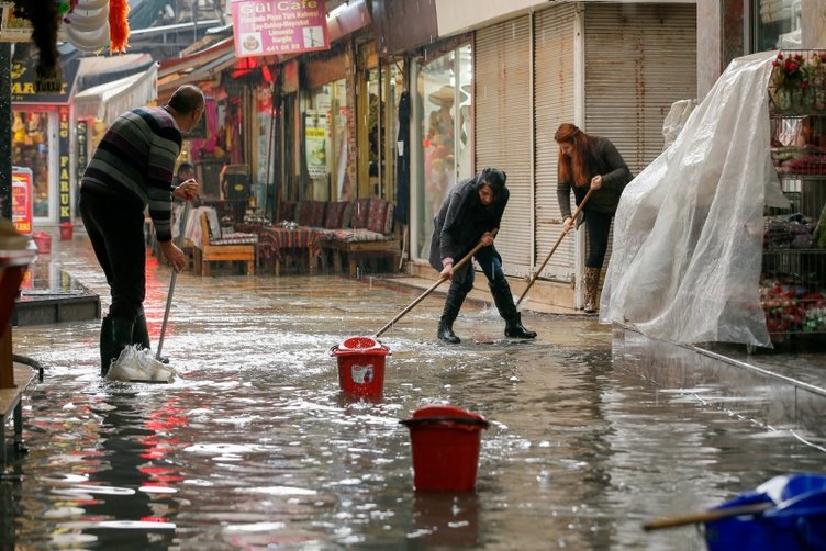 İzmir Kemeraltı Çarşısı’nı su bastı