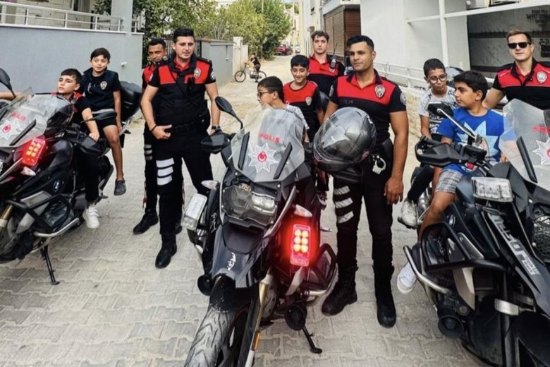 Çeşme’de polis kıyafeti giyip ’çevirme’ yapan çocuklara polisten sürpriz