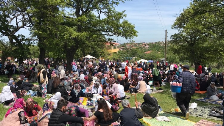Çanakkale’de ilginç gelenek! Aşıklar Sokağı’nda kısmetlerini aradılar