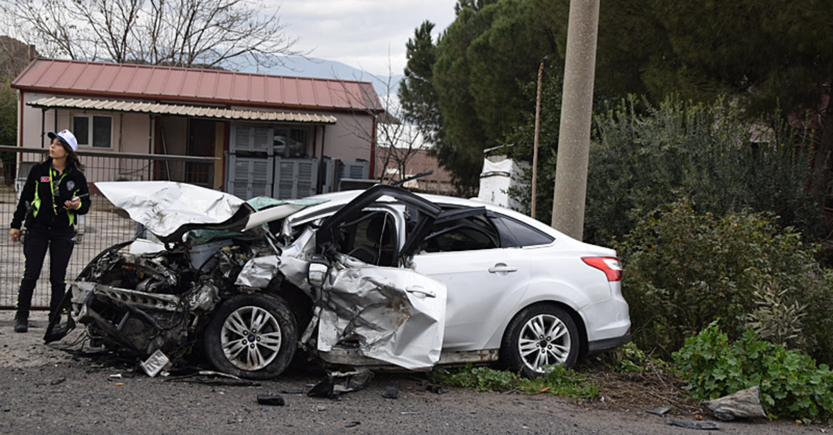 Manisa'da zincirleme kaza: 2 ölü, 4 yaralı