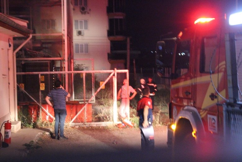 Trafoda yangın çıktı, araçlarını park edip izlediler!