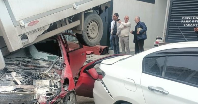 Kontrolden çıkan araç park halindeki kamyonetin altına girdi: 3 yaralı