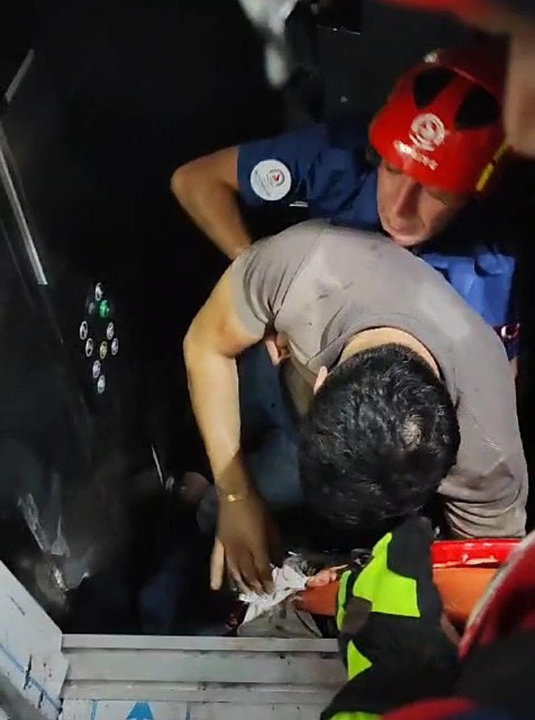 Asansör üçüncü kattan zemine çakıldı: 4 yaralı