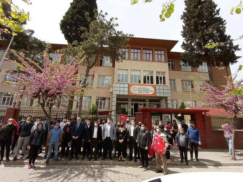 Balıkesir AK Parti, şehit öğretmenin adına sahip çıktı