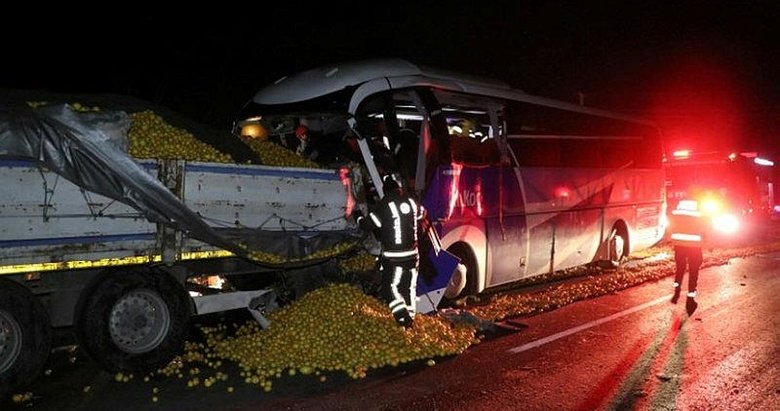 Denizli’de yolcu otobüsü TIR’a çarptı: 1 ölü, 21 yaralı