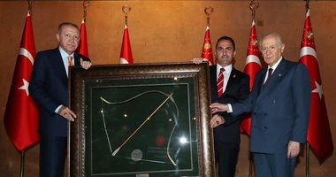 Başkan Erdoğan, Ahlat'taki etkinliklere katılan sanatçı ve gençlerle yemekte bir araya geldi