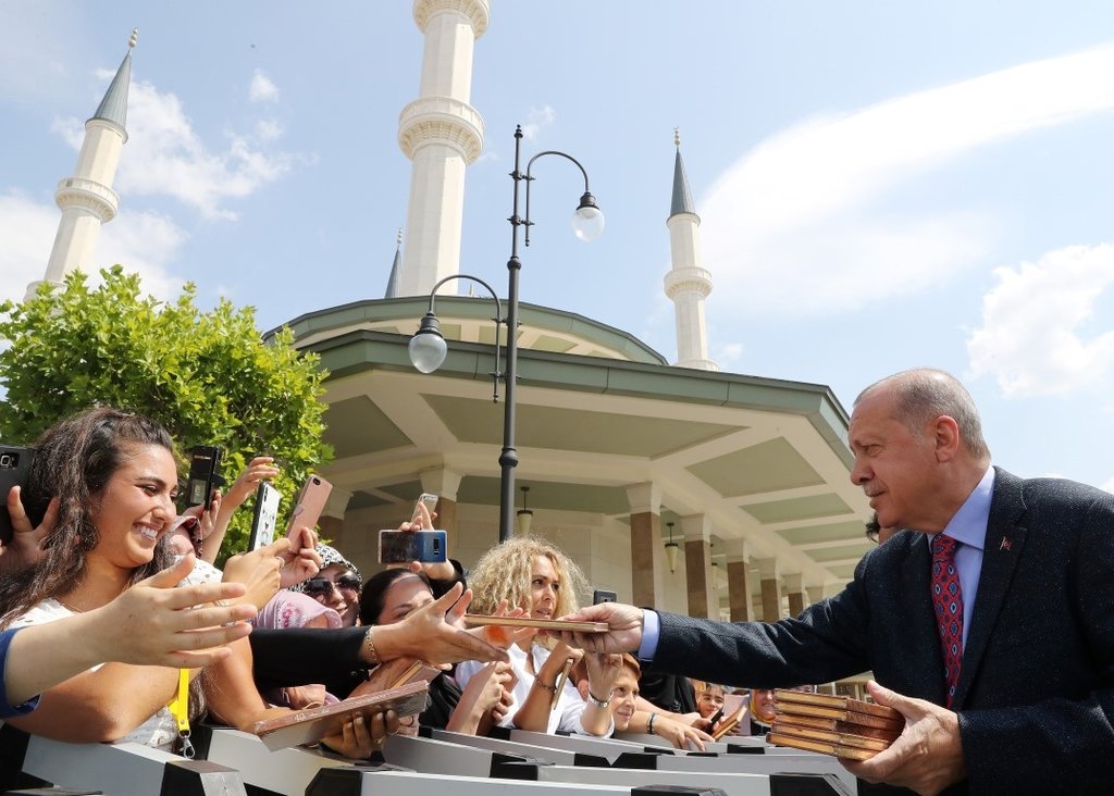 Başkan Recep Tayyip Erdoğan, cuma namazı sonrası vatandaşlarla sohbet etti