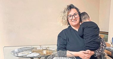 Oğlunun tedavi masrafları için evini atölyeye çevirdi