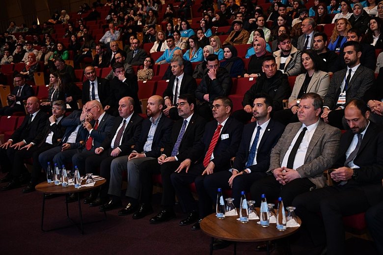 Bilal Erdoğan, Ege Kariyer Fuarı’nda gençlerle buluştu