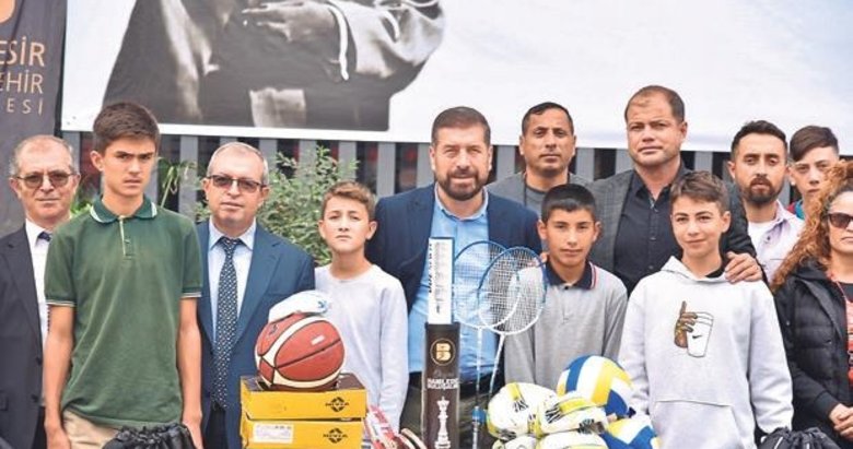 Balıkesir’deki okullara spor malzemesi desteği