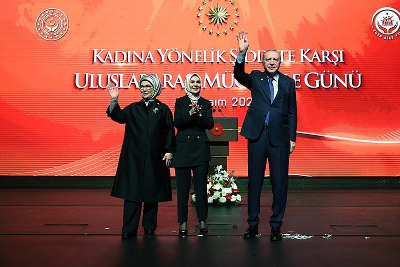 baskan-erdogan-kadina-yonelik-saldirilar-en-basta-aileye-vurulmus-menfur-bir-darbedir-1764095381362.jpeg