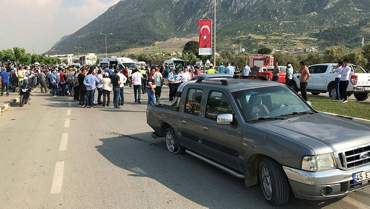 Manisa’da otomobil işçilere çarptı: 3 ölü