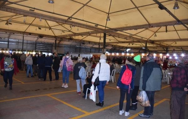 İzmir'deki şenlikte 2,5 ton hamsi dağıtıldı