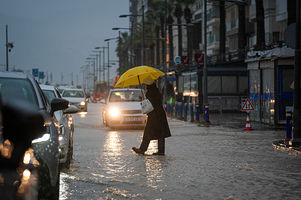 izmirliler-dikkat-planlarinizi-buna-gore-yapin-hafta-sonu-hava-nasil-olacak-hafta-sonu-izmire-yagmur-yagacak-m-1774612263115.png