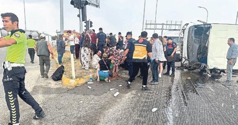 Midibüs yan yattı: 33 kişi yaralandı