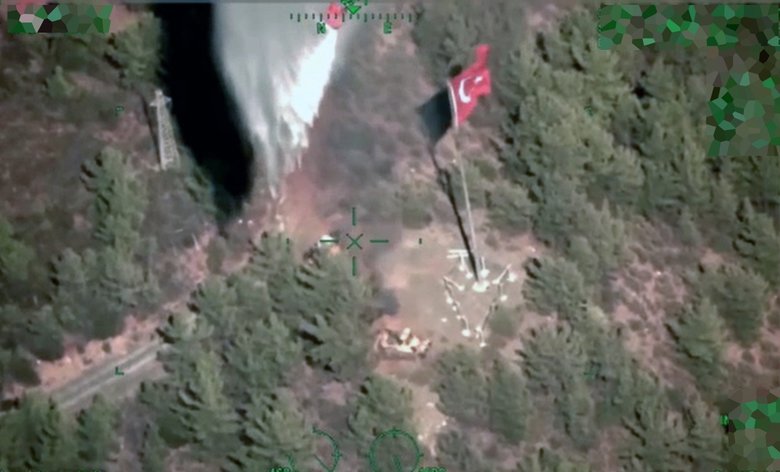 Görüntüler Marmaris’ten! Türk bayrağını alevlere teslim etmediler