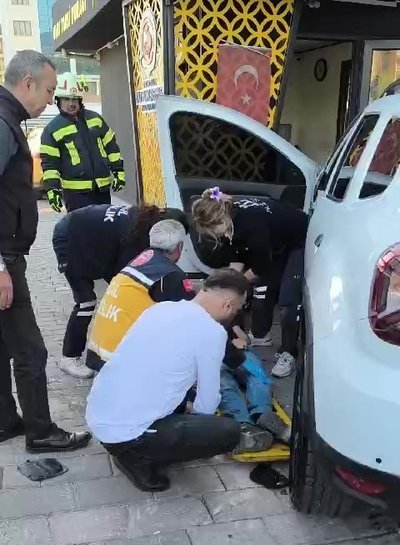 Kontrolden çıkan araç servis bekleyen işçilere daldı! Sürüklediği 4 kişiden 2’sini altına aldı