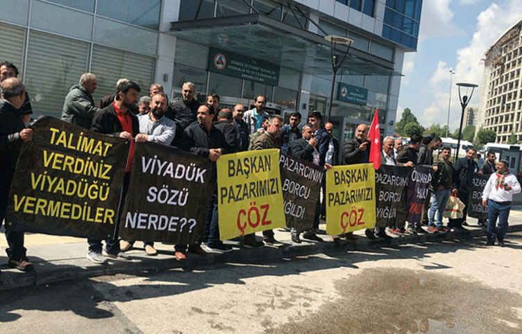 İzmirli pazarcılardan CHP önünde eylem