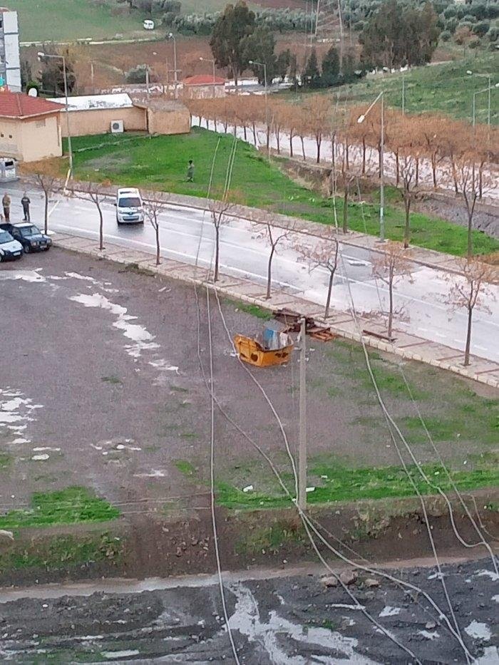İzmir’de facia teğet geçti! Toprak kayması yüksek gerilim hattını yıktı