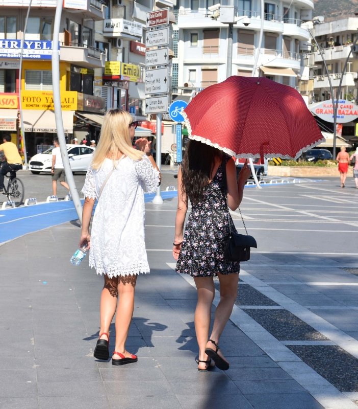 Turizm cenneti Marmaris’te sıcak hava nedeniyle sokaklar boşaldı