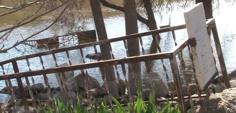 İzmir’de heyelanın vurduğu köy mezarlığı sular altında kaldı