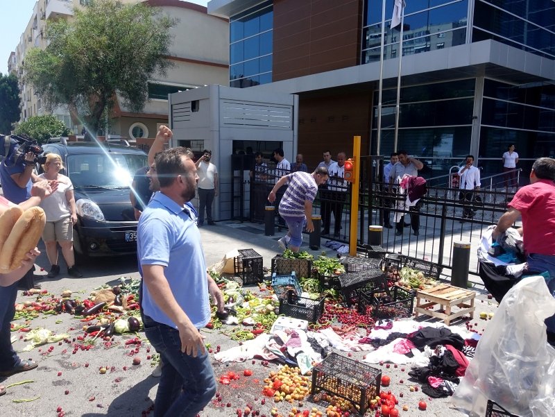 İzmirli pazarcı esnafının belediyeye tepkisi sürüyor