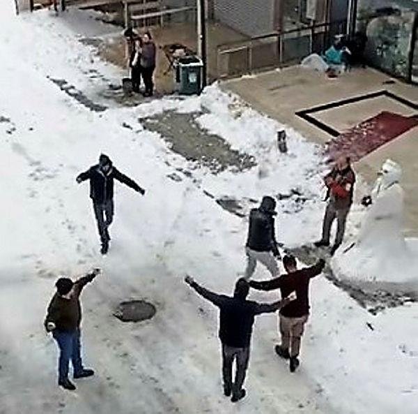 Denizli’de kötü havada işleri durma noktasına gelen esnaf karı eğlenceye çevirdi