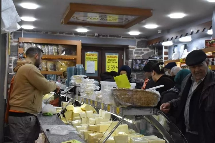 Tarihi Kemeraltı Çarşısı’nda ramazan hareketliliği